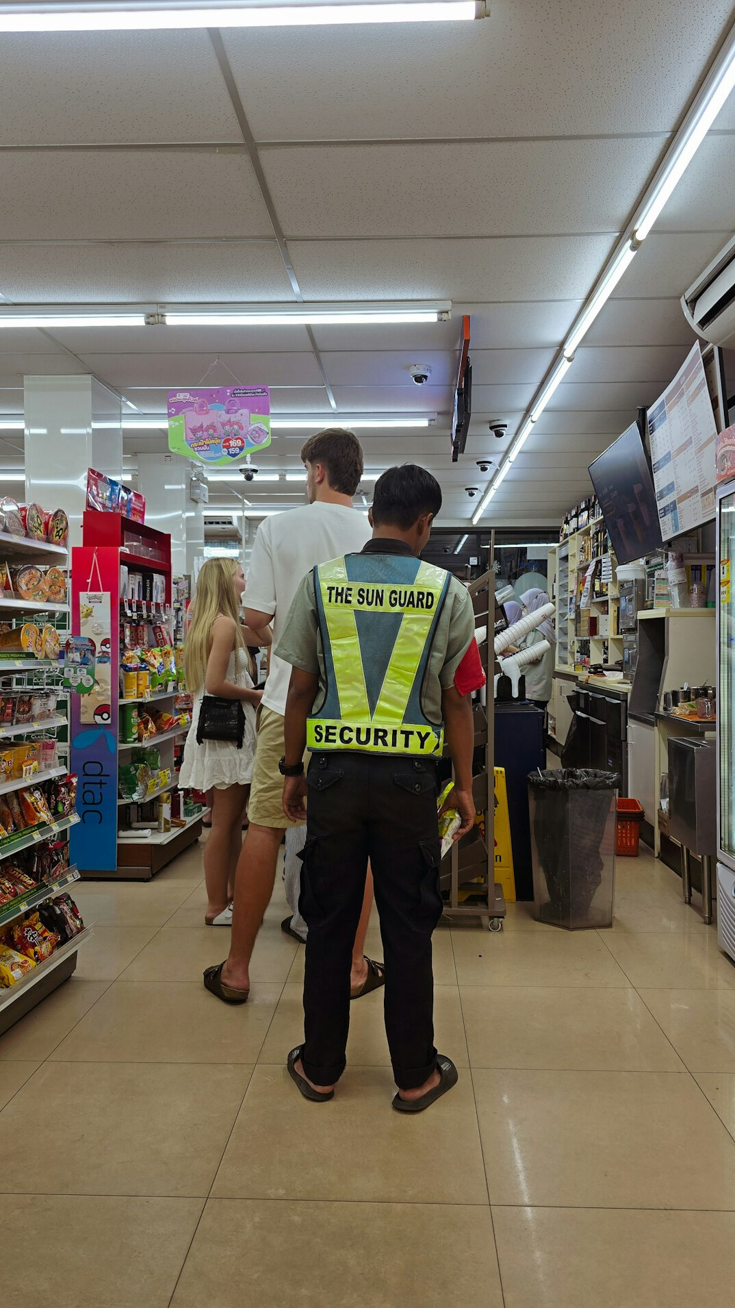 detective following suspect in store